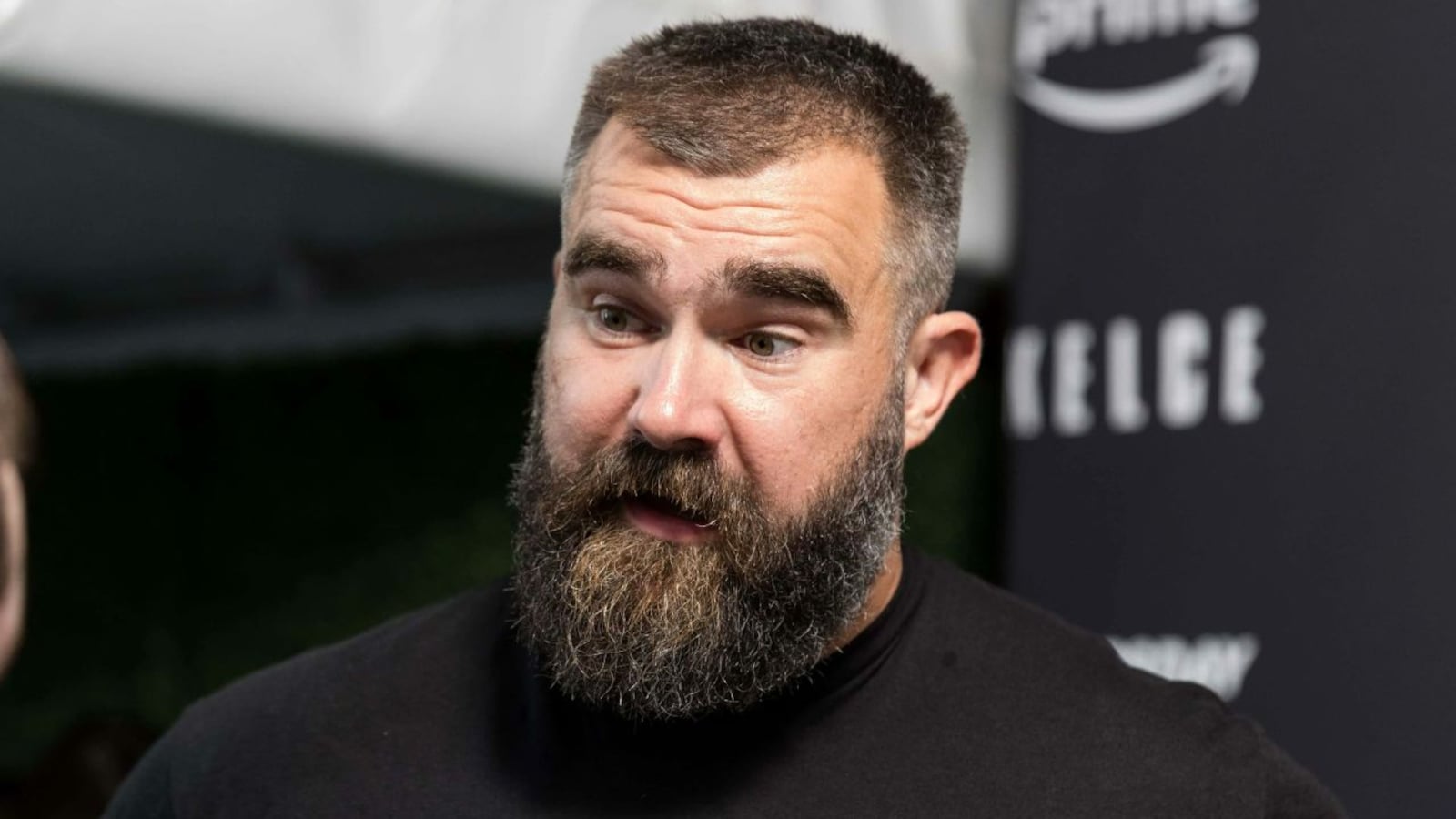 Jason Kelce erklärt, warum Taylor Swifts „Folklore“ perfekt für Halloween ...