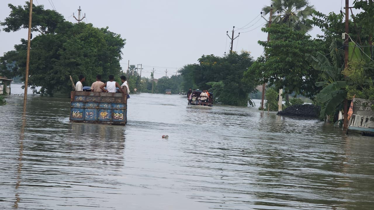 सड़कों पर भी पानी भरा हुआ है.