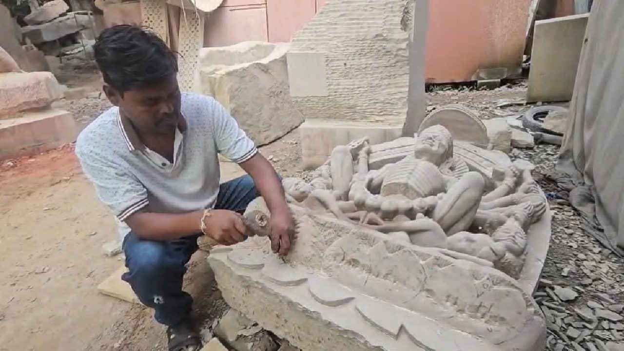 अलग-अलग देवी-देवताओं की मूर्तियां बन रही हैं