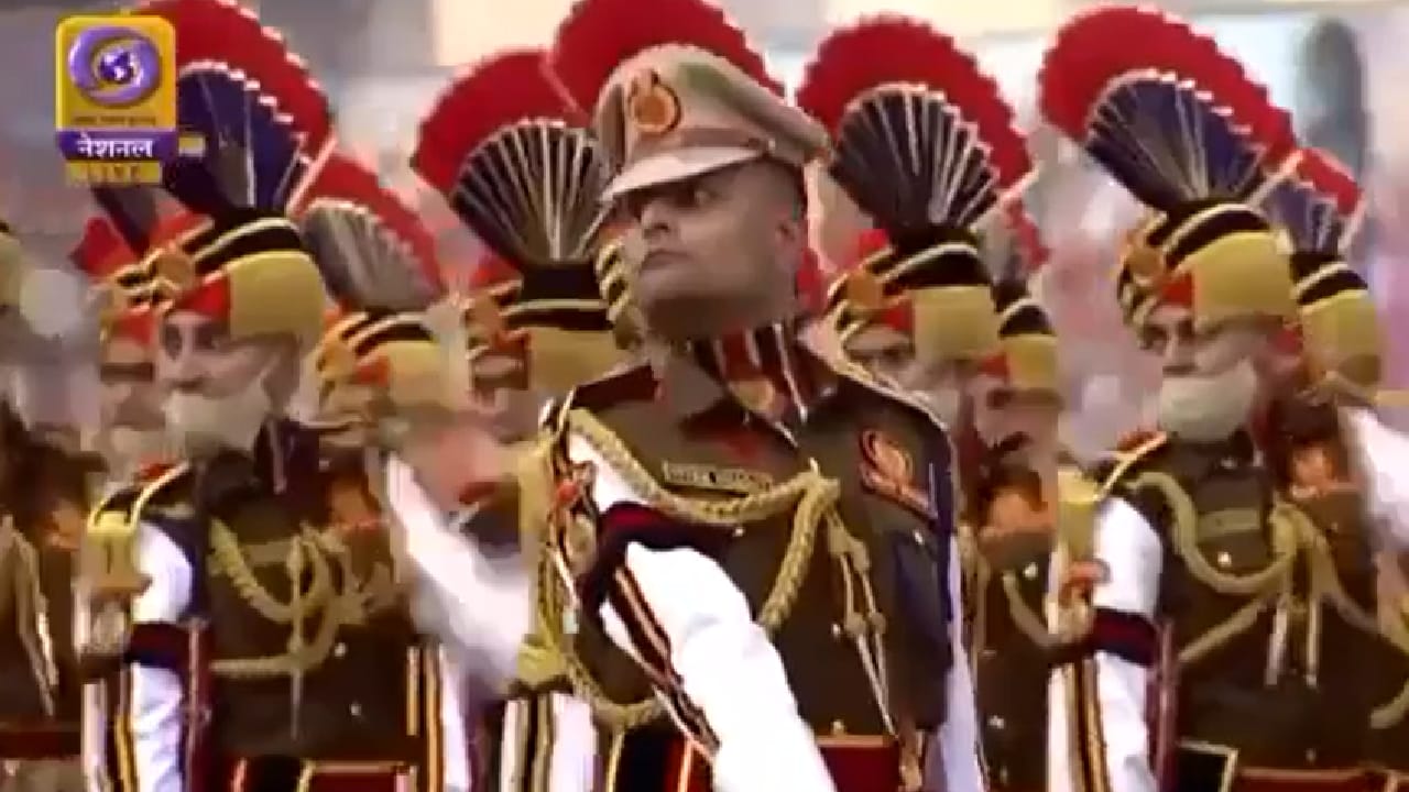 परेड का नेतृत्व करते हुए विवेक भगत परेड का नेतृत्व करते हुए विवेक भगत