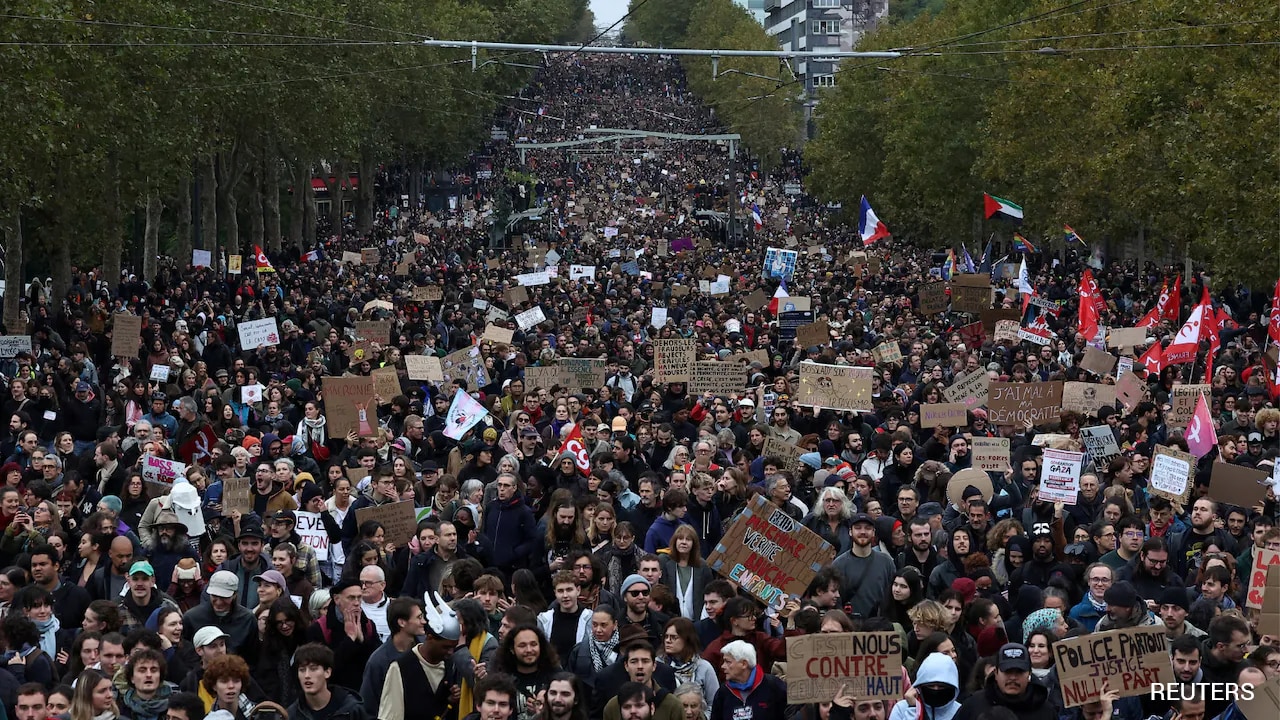 Over 400,000 March Across France, Clashes Erupt In Paris