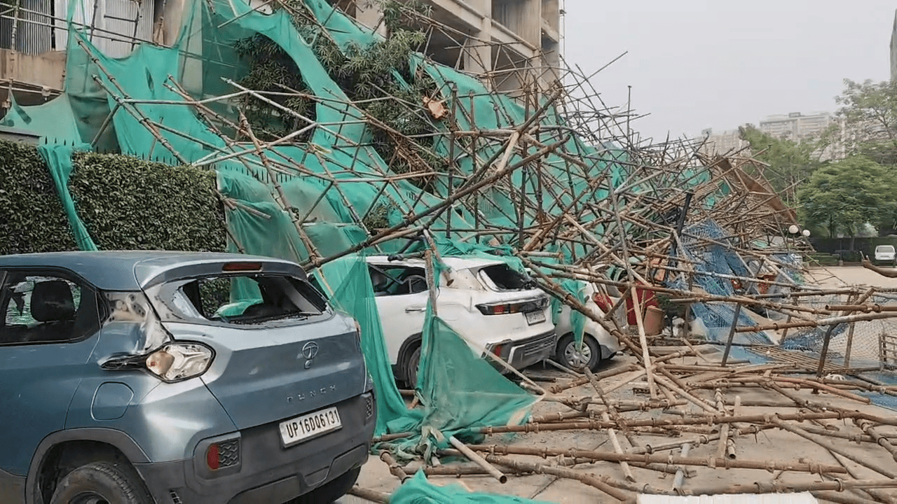 नोएडा में बड़ा हादसा टला: तेज आंधी में गिरी निर्माणाधीन बिल्डिंग की शटरिंग, 14 गाड़ियां क्षतिग्रस्त- PHOTOS