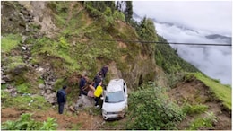 हिमालय के गांव घूमने आए बिहार पुलिसकर्मी की कार पहाड़ से नीचे गिरी, यूट्यूबर ने खाई में उतरकर बचाई जान