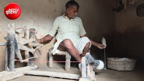 गांधी गांव का चरखा अंतिम सांसों पर; बाजार के अभाव में पलायन, एक हफ्ते में तैयार होता है भेड़ के ऊन का कंबल