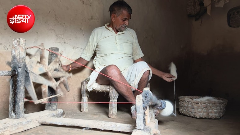 गांधी गांव का चरखा अंतिम सांसों पर; बाजार के अभाव में पलायन, एक हफ्ते में तैयार होता है भेड़ के ऊन का कंबल