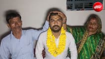 बेटे ने निकाली यूपी पुलिस सिपाही भर्ती तो फफक पड़े पिता, कानपुर के किसान का बेटा पहनेगा वर्दी