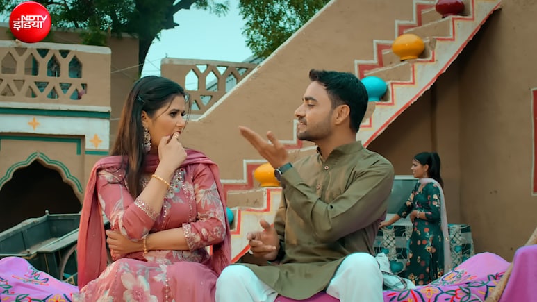 सुंदर पत्नी को लगी पड़ोसियों, देवर और ताई की नजर, पति ने किया ऐसा इलाज ब्रजभाषा गीत 'नस नस क्यों दूखै' हुआ सुपरहिट