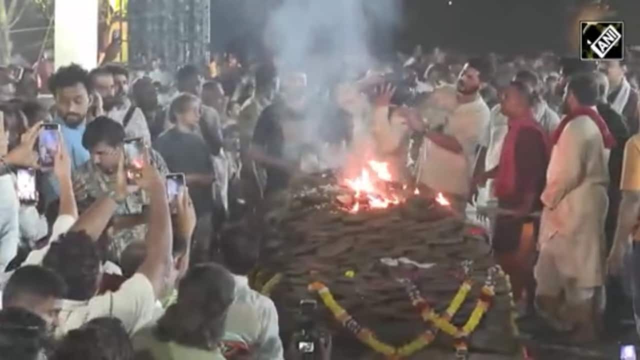 पंचतत्व में विलीन हुए नाना पाटेकर, राजकीय सम्मान के साथ हुआ अंतिम संस्कार