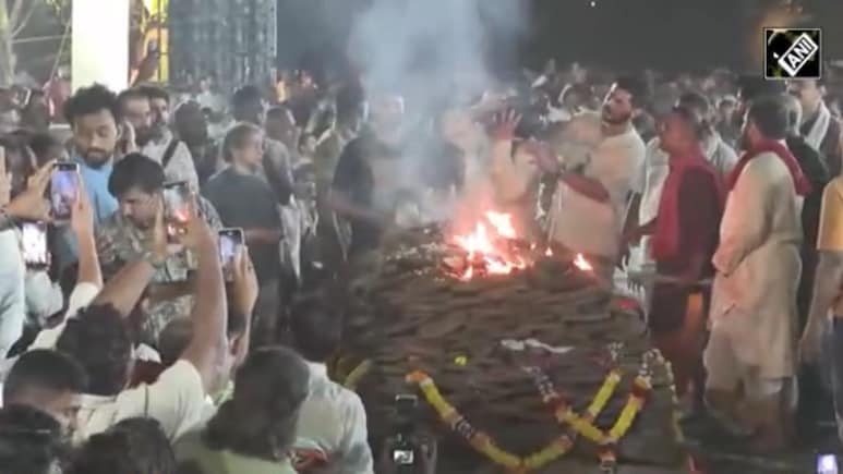 पंचतत्व में विलीन हुए नाना पाटेकर, राजकीय सम्मान के साथ हुआ अंतिम संस्कार