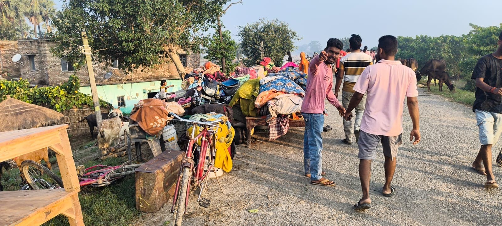 Bihar flood 2026: सारण के कई निचले इलाके में बाढ़ के बाद हालात बिगड़ गए हैं. वहां के निवासियों ने ऊंची जगहों पर सड़क के किनारे पनाह ली है.