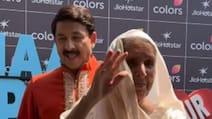 99 साल की हैं मनोज तिवारी की मां, बेटे के साथ पहुंची रियलिटी शो के सेट पर पैपराजी से की मुलाकात