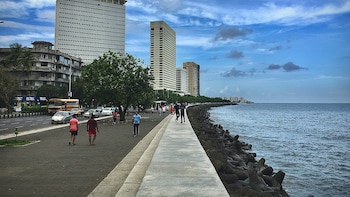 Can You Survive In Mumbai On Rs 20k In-Hand Salary? Reddit User's Query Sparks Debate