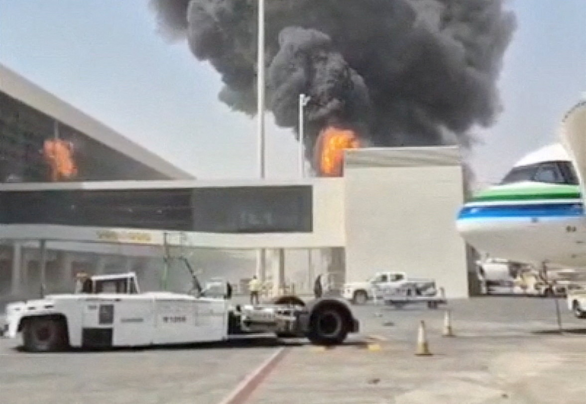 Riyadh Airport Resumes Flight Operations Despite Houthi's "Unsafe" Warning
