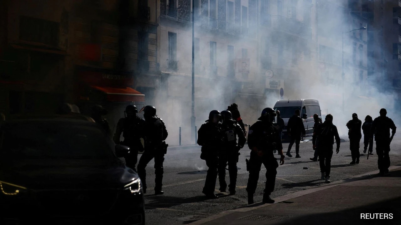 15-Year-Old Picks Up Grenade During French Protest, Has Hand Blown Off