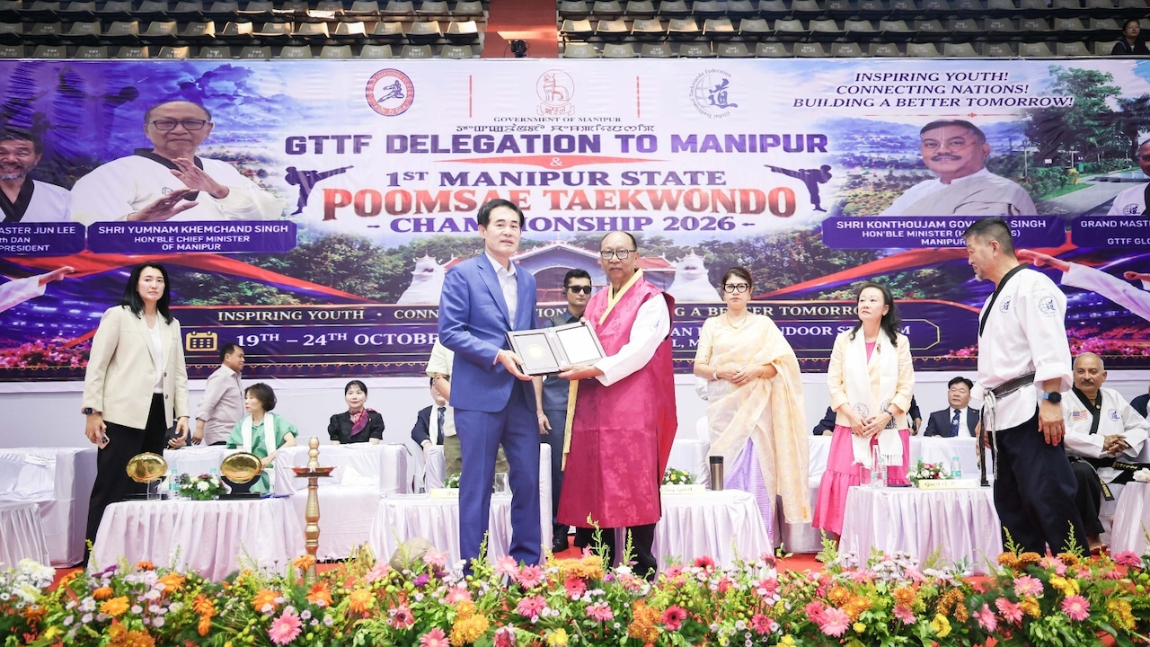 Grand Master Jun Lee presented the distinction to the Chief Minister.