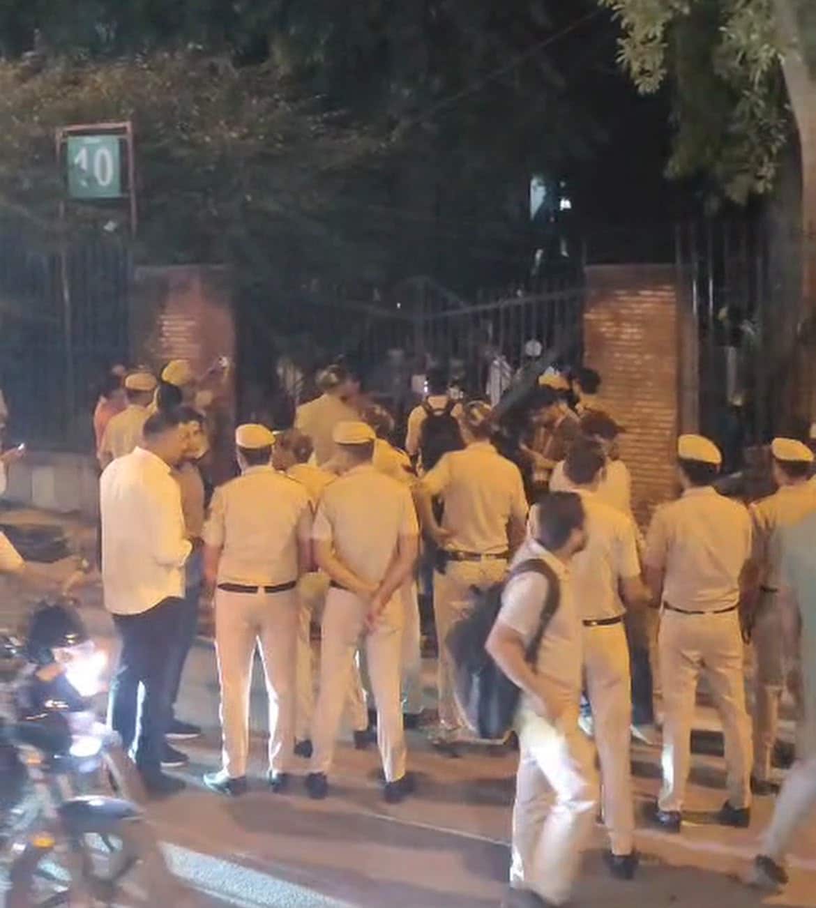 छात्रों को कैंपस से निकालते वक़्त भारी सुरक्षा तैनात थी.
