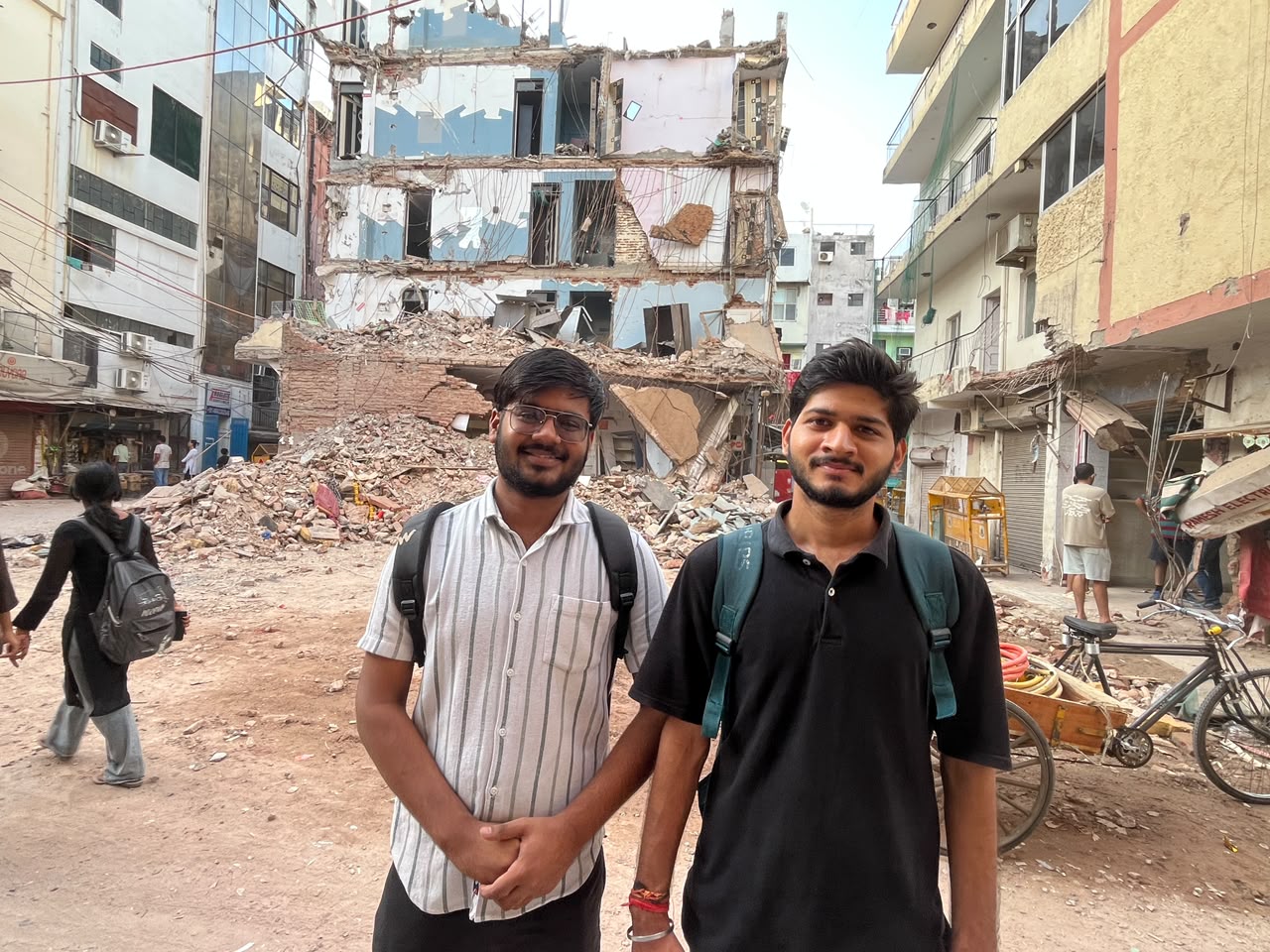 छात्र मुकुल (बाएं) और राकेश हादसे के बाद सत्य निकेतन छोड़कर जा चुके हैं. छात्र मुकुल (बाएं) और राकेश हादसे के बाद सत्य निकेतन छोड़कर जा चुके हैं.
