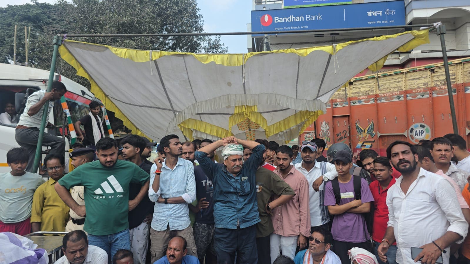 सड़क किनारे टेंट लगाकर विरोध करते लोग. सड़क किनारे टेंट लगाकर विरोध करते लोग.