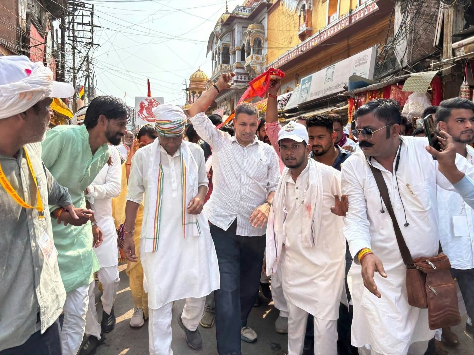 Digvijaya Singh Sanatan Yatra: दिग्विजय की यात्रा से कांग्रेस ने आधिकारिक तौर पर दूरी बनाई है लेकिन प्रदेश अध्यक्ष जीतू पटवारी इस यात्रा में पहले ही दिन उनके साथ शामिल हुए. 