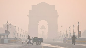 Air Pollution Alert: Delhi's AQI In Unhealthy Range As Mumbai Sees Temporary Relief