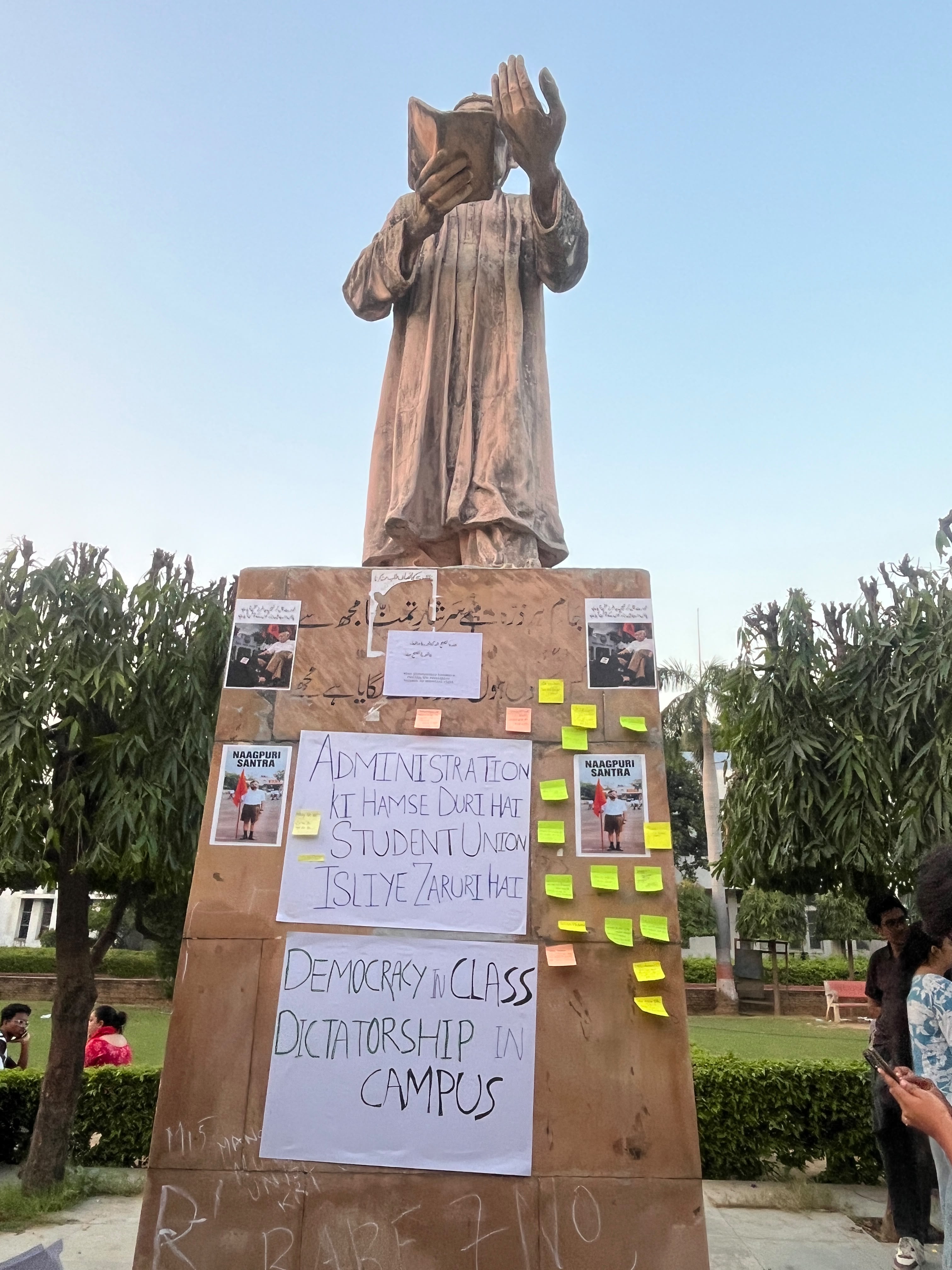 प्रदर्शनकारी छात्र जगह-जगह मांगों से जुड़े पोस्टर चिपकाए हैं. 