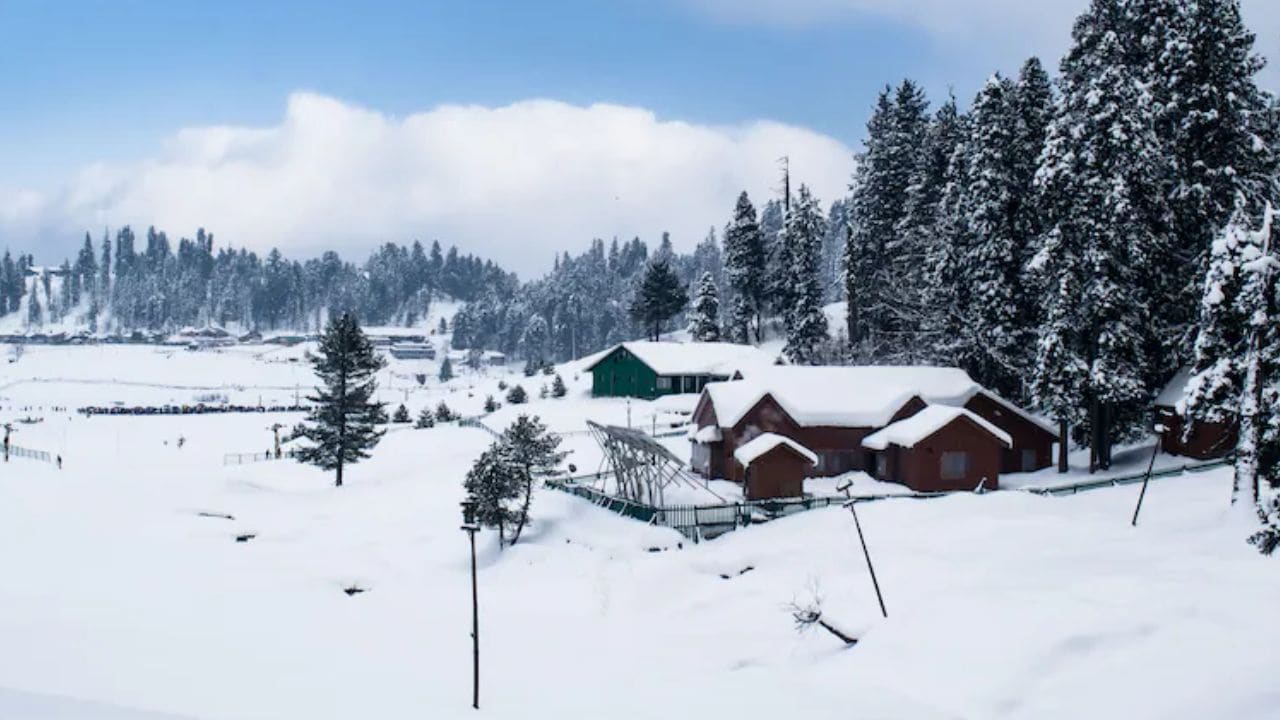 स्नोफॉल के दीवाने हैं? अक्टूबर-नवंबर में भारत की इन 5 जगहों पर लें बर्फबारी का आनंद