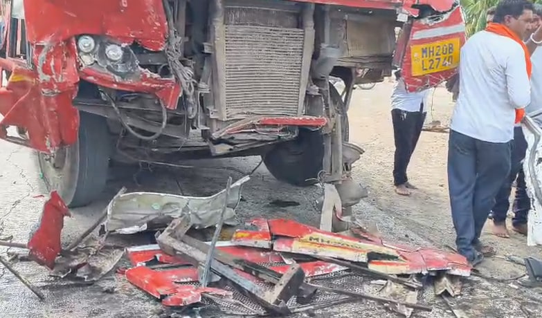 बस का अगला हिस्सा, जिससे कार में हुई तेज टक्कर.