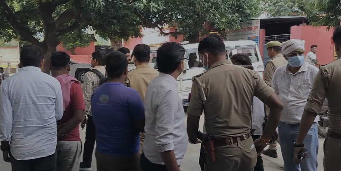 हॉस्पिटल में जुटी पुलिस और लोगों की भीड़.