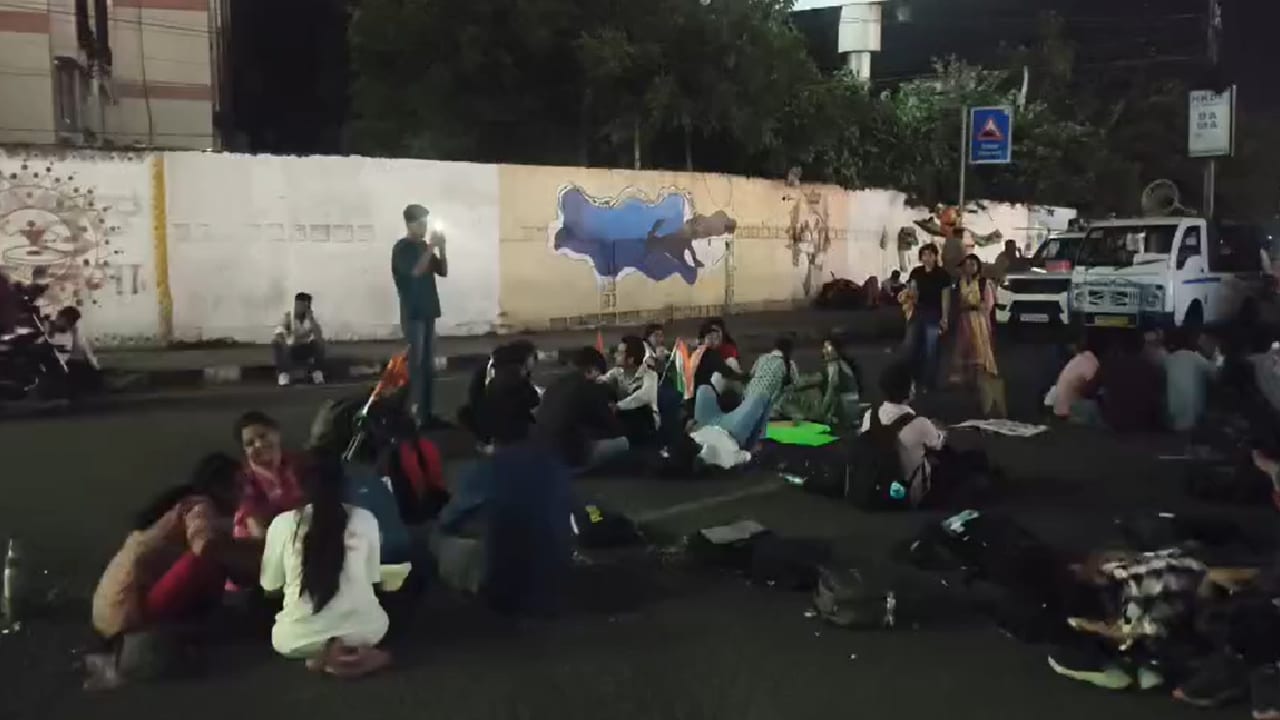 देर रात प्रदर्शन करते हुए अभ्यर्थी