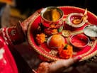 करवा चौथ के कलश में क्या-क्या डाला जाता है? जानिए करवा चौथ पूजा के लिए क्या चीजें चाहिए