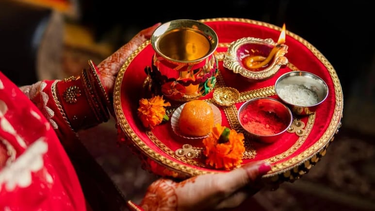 करवा चौथ के कलश में क्या-क्या डाला जाता है? जानिए करवा चौथ पूजा के लिए क्या चीजें चाहिए