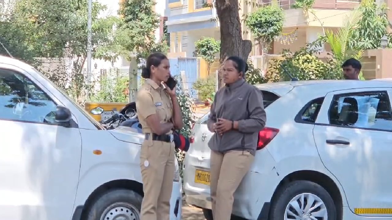 घर के बाहर पुलिस तैनात घर के बाहर पुलिस तैनात