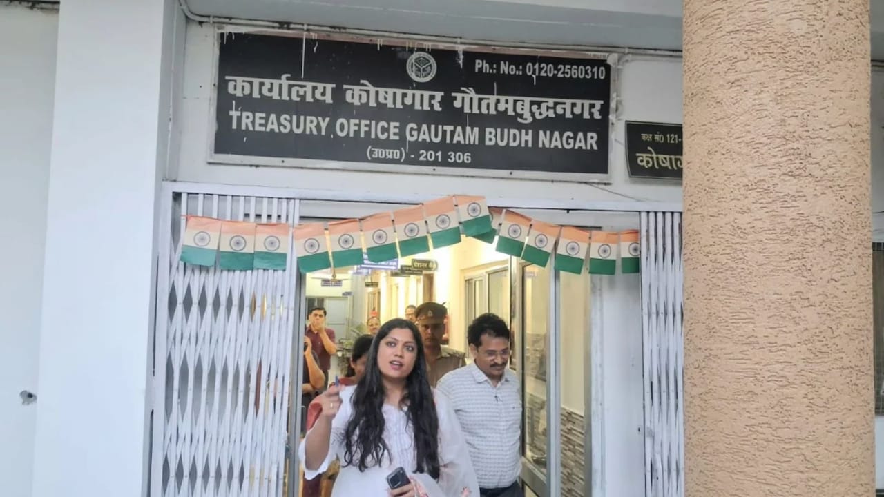 डीएम मेधा रूपम ने जिला कोषागार का किया निरीक्षण, पेंशनरों को मिलने वाली सुविधाओं का लिया जायजा