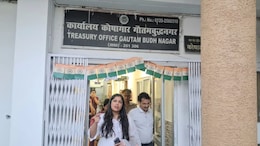 डीएम मेधा रूपम ने जिला कोषागार का किया निरीक्षण, पेंशनरों को मिलने वाली सुविधाओं का लिया जायजा
