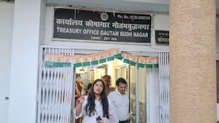 डीएम मेधा रूपम ने जिला कोषागार का किया निरीक्षण, पेंशनरों को मिलने वाली सुविधाओं का लिया जायजा