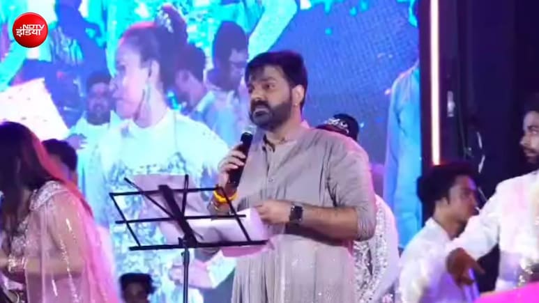 &lsquo;अक्षरा सिंह मेरा बाबू है...&rsquo;, मंच से पवन सिंह ने मांगी माफी, फिर फैंस से पूछ लिया ये सवाल