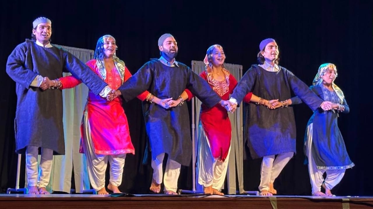 नाटक पश्मीनामें कश्मीर की त्रासदी को बहुत ही संवेदना के साथ दिखाया गया है. नाटक पश्मीनामें कश्मीर की त्रासदी को बहुत ही संवेदना के साथ दिखाया गया है.
