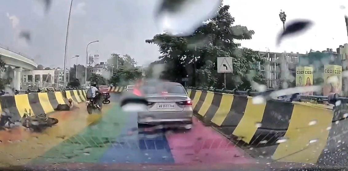 बारिश के बाद रंगीन सड़क पर फिसले वाहन बारिश के बाद रंगीन सड़क पर फिसले वाहन
