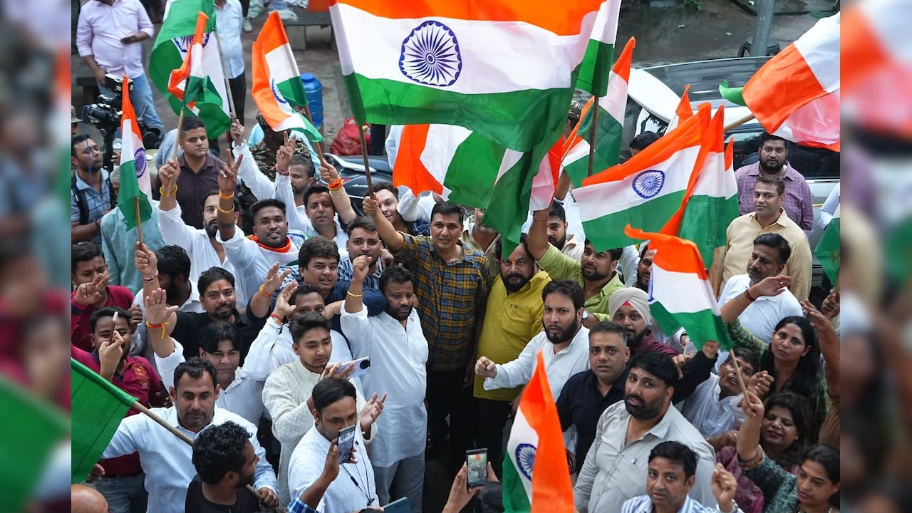 हम अपने देश में तिरंगा नहीं लहराएंगे तो क्या पाकिस्तान में लहराएंगे- केजरीवाल
