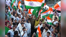 हम अपने देश में तिरंगा नहीं लहराएंगे तो क्या पाकिस्तान में लहराएंगे- केजरीवाल
