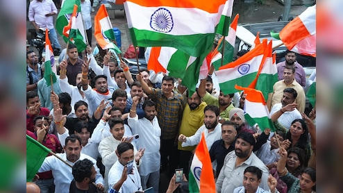 हम अपने देश में तिरंगा नहीं लहराएंगे तो क्या पाकिस्तान में लहराएंगे- केजरीवाल