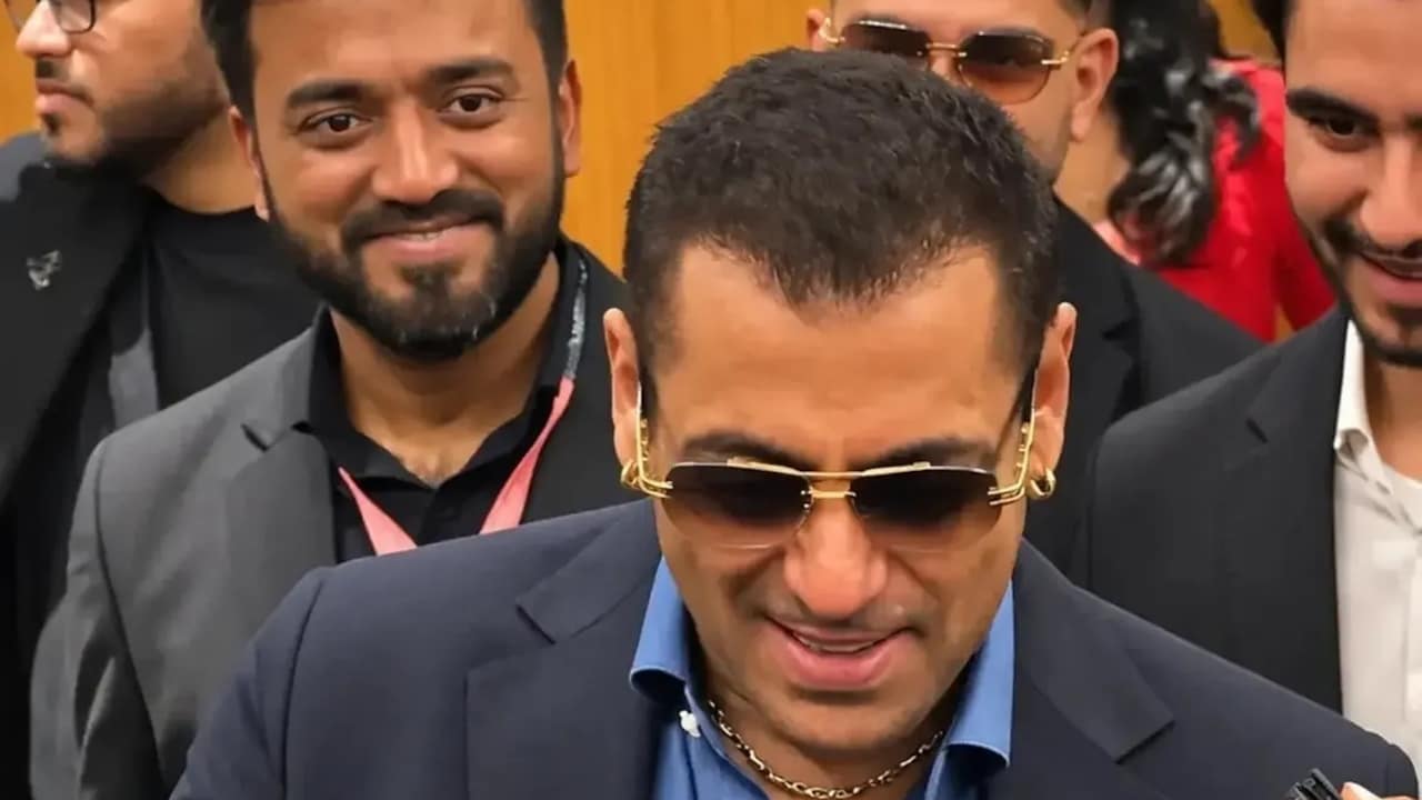 सलमान खान को नहीं पड़ता भीड़ से फर्क, फैन्स के लिए खचा-खच भरे इवेंट में पहुंचे भाईजान, पुलिस ने दी थी वॉर्निंग