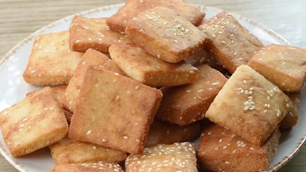बिना ओवन और मैदे के ऐसे बनाएं बाहर जैसे खस्ता रवा बिस्किट, देखें वीडियो
