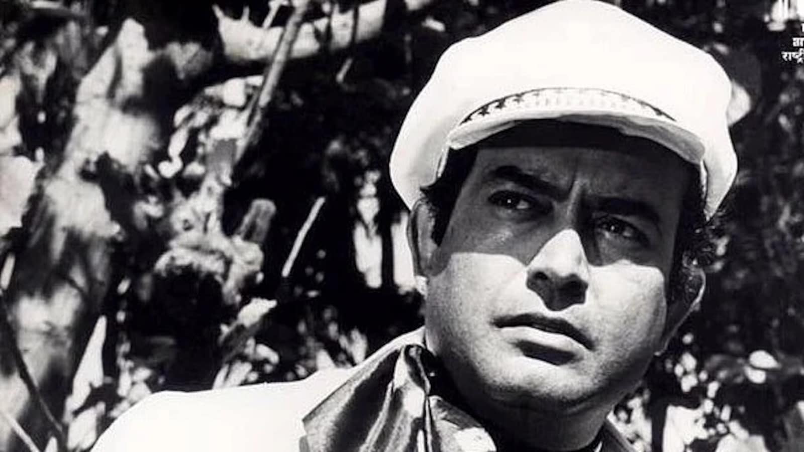 Sanjeev Kumar's Early Struggles and Financial Generosity Revealed by Journalist