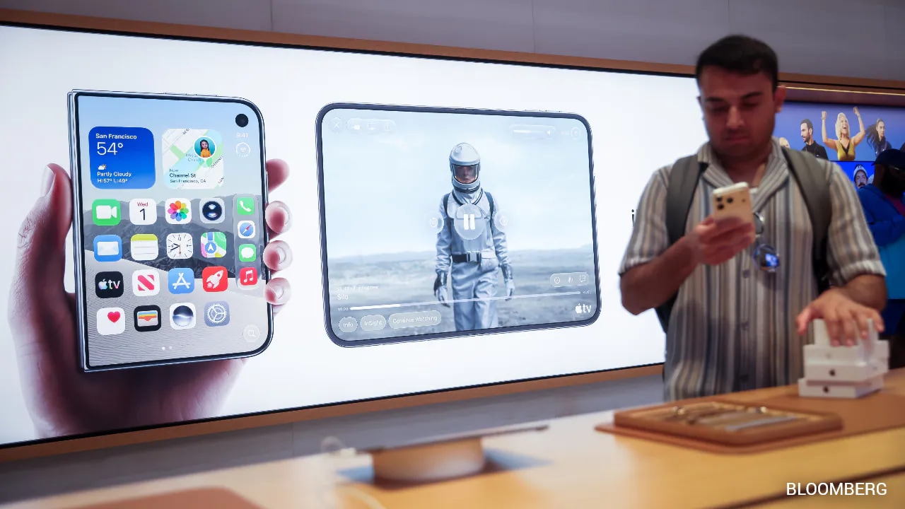Apple's iPhone Duo Hits Stores In Face Of Short Supply And High Demand