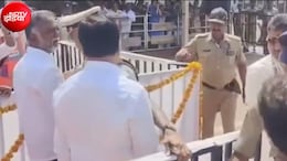मैसूर दशहरा कार्यक्रम में CM के साथ एंट्री से रोके गए  मंत्री, पुलिस अधिकारी से तीखी बहस का वीडियो वायरल