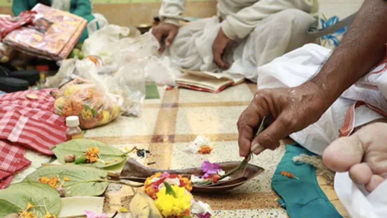 Pitru Paksha 2026: पितृ पक्ष में पानी कैसे दिया जाता है? जानिए तर्पण करने की सही विधि