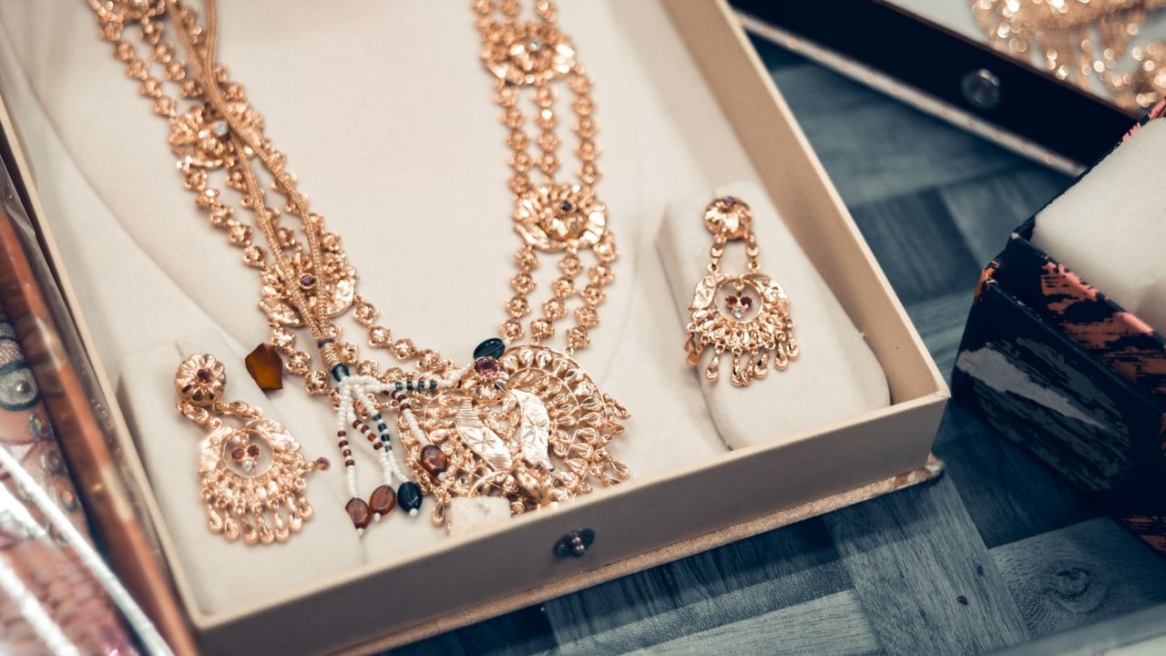 Store And Maintain Artificial Jewellery Store And Maintain Artificial Jewellery