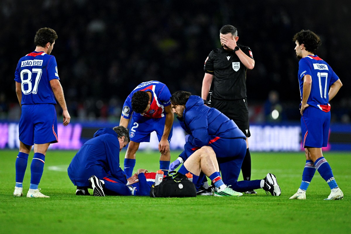 PSG confirm Kvaratskhelia set for surgery after ACL rupture vs Barcelona
