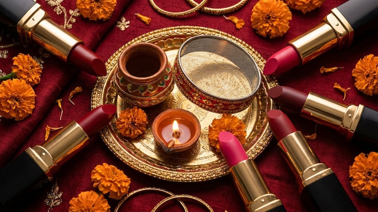 Karwa Chauth स्पेशल मेकअप: न होंगी डल, न करेंगी होठों को ड्राई, आज ही खरीदें ₹1000 में ये लिपस्टिक